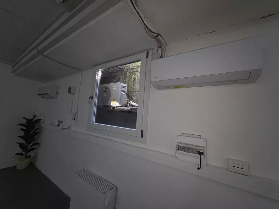 Immagine 26 di Locale commerciale in vendita  a Porcari