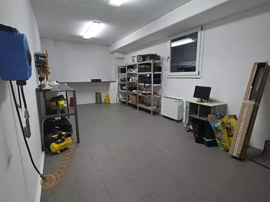 Immagine 22 di Locale commerciale in vendita  a Porcari