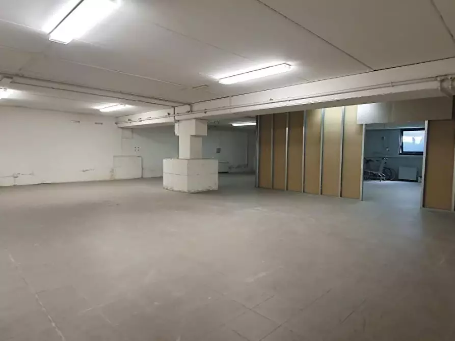 Immagine 14 di Locale commerciale in vendita  a Porcari