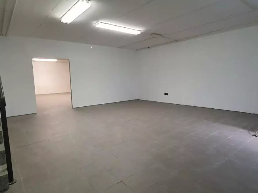 Immagine 10 di Locale commerciale in vendita  a Porcari