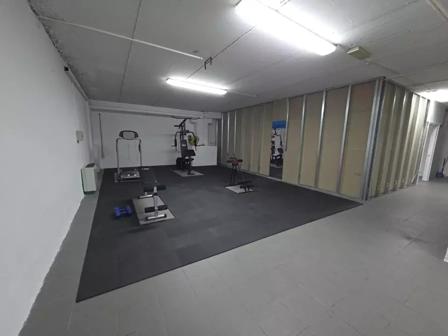 Immagine 30 di Locale commerciale in vendita  a Porcari