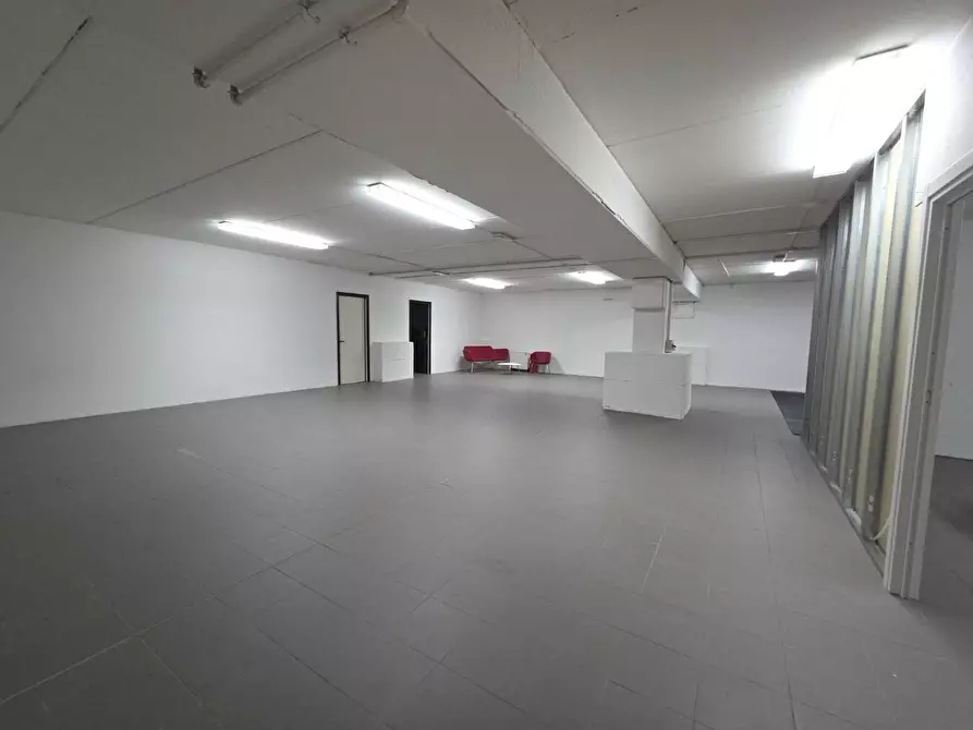 Immagine 17 di Locale commerciale in vendita  a Porcari