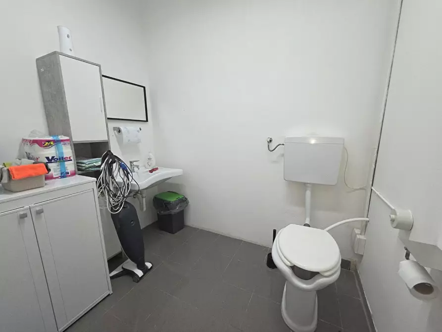 Immagine 9 di Locale commerciale in vendita  a Porcari