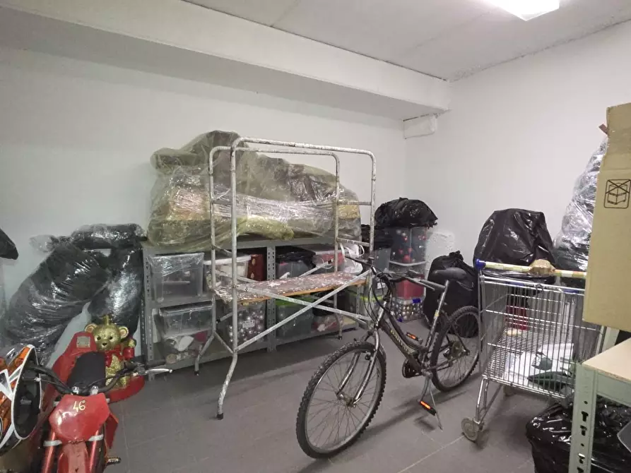 Immagine 21 di Locale commerciale in vendita  a Porcari