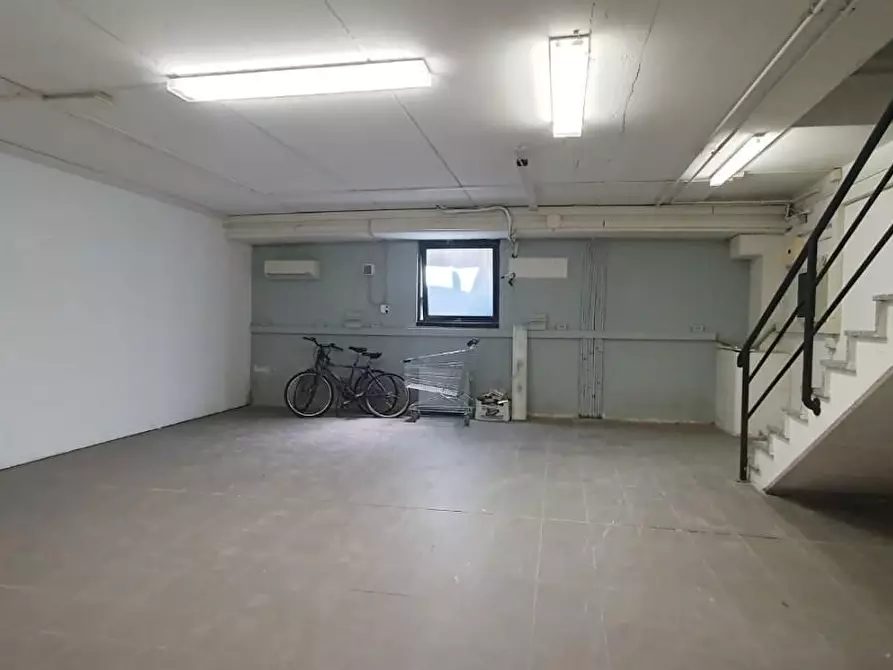 Immagine 12 di Locale commerciale in vendita  a Porcari