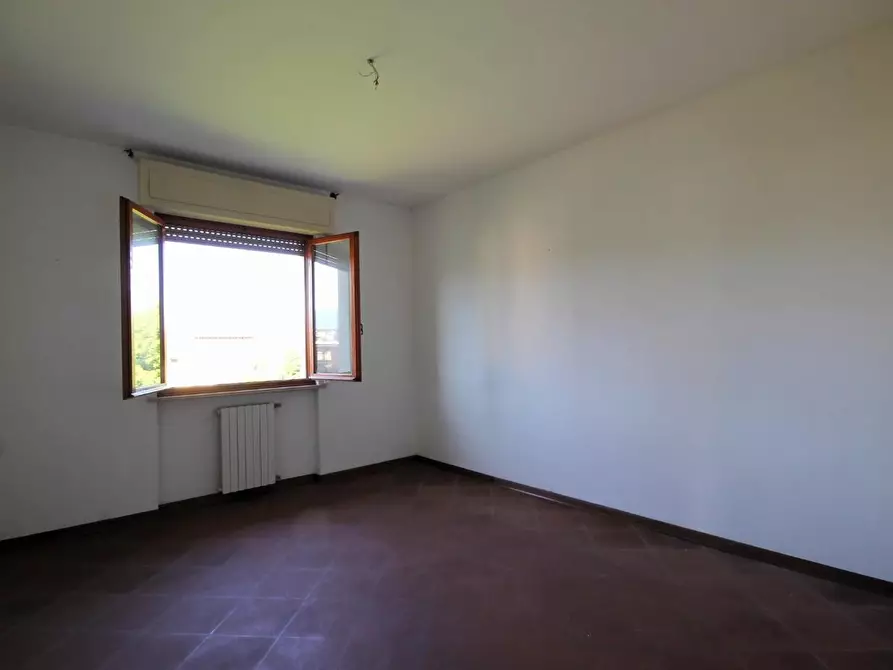 Immagine 13 di Appartamento in vendita  a Lucca