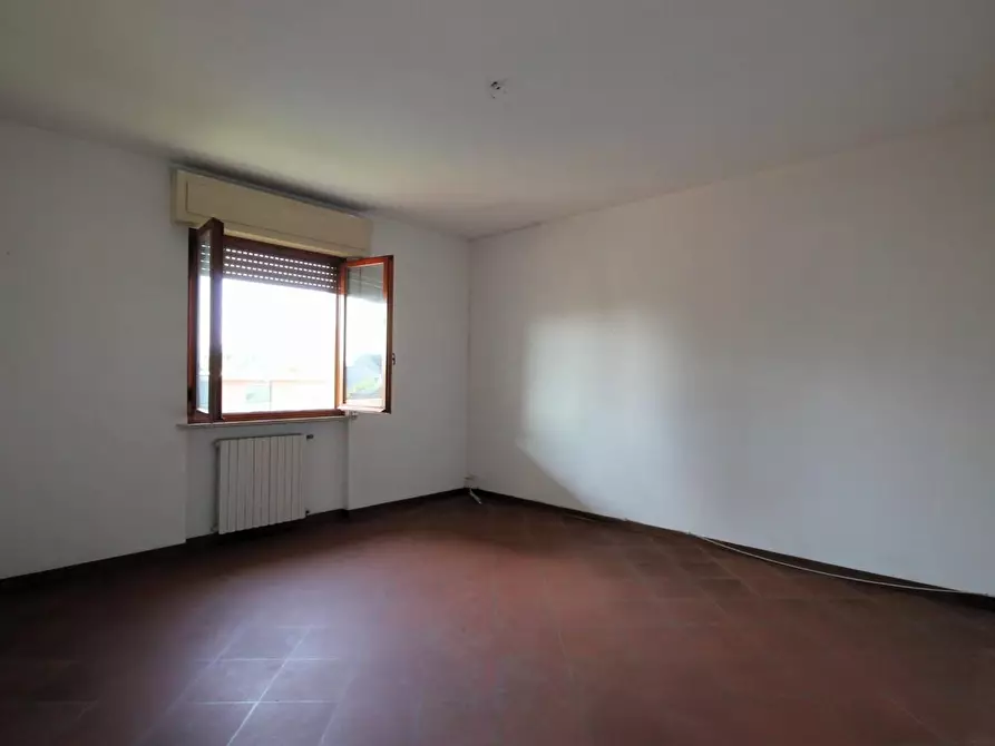 Immagine 11 di Appartamento in vendita  a Lucca