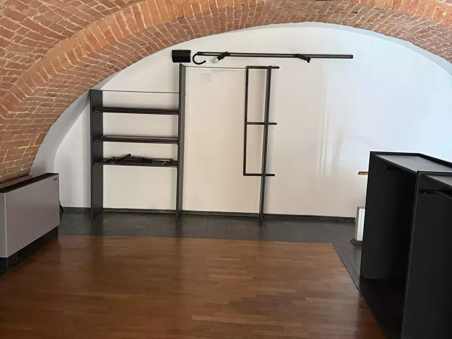 Immagine 2 di Locale commerciale in affitto  a Siena