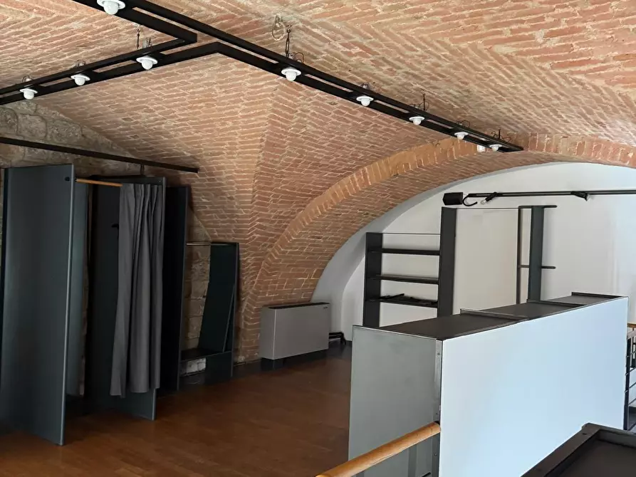 Immagine 3 di Locale commerciale in affitto  a Siena