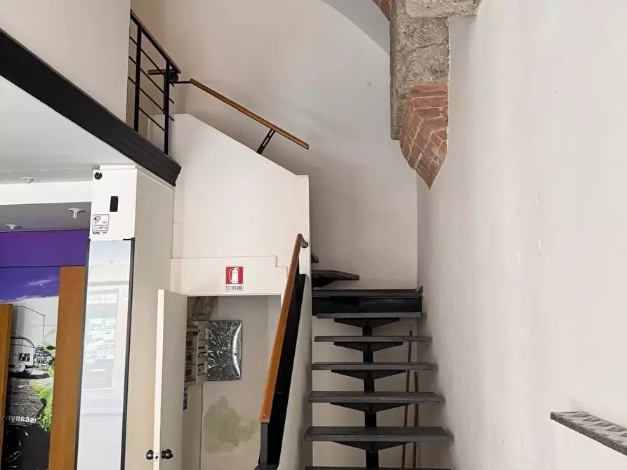 Immagine 7 di Locale commerciale in affitto  a Siena