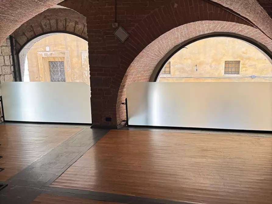 Immagine 1 di Locale commerciale in affitto  a Siena