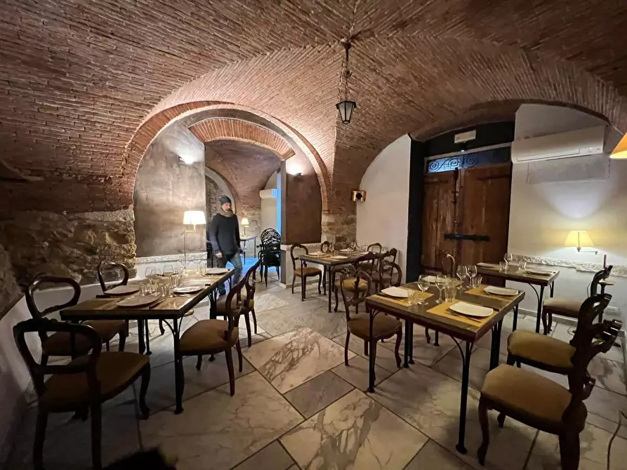 Immagine 7 di Locale commerciale in vendita  a Carrara