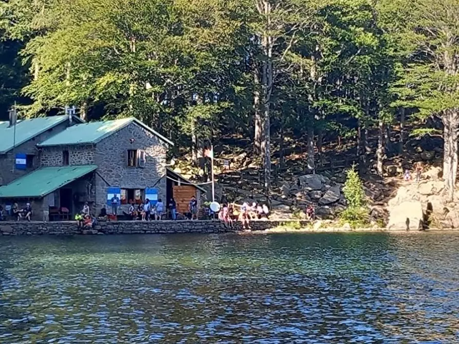 Immagine 8 di Locale commerciale in vendita  a Carrara