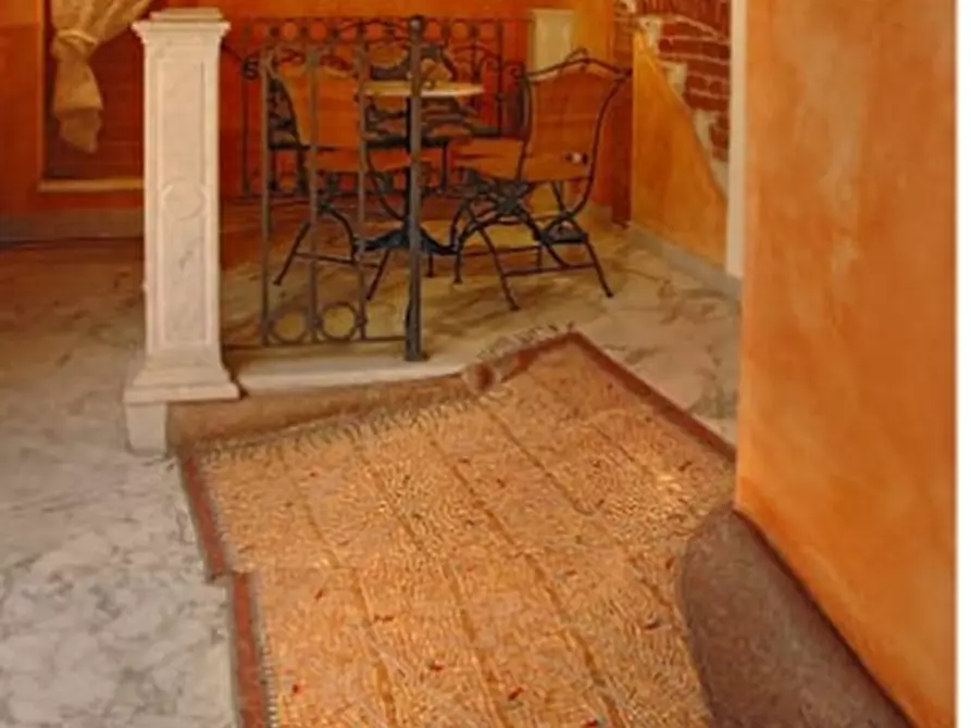 Immagine 2 di Locale commerciale in vendita  a Carrara