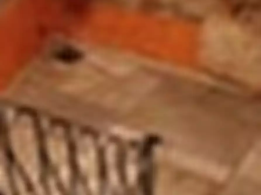 Immagine 5 di Locale commerciale in vendita  a Carrara