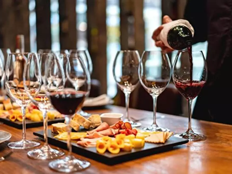 Immagine 2 di Bar / Ristorante in vendita  a Carrara