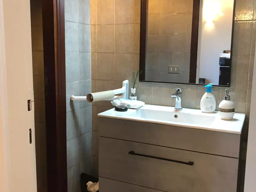 Immagine 5 di Locale commerciale in affitto  a Poggibonsi