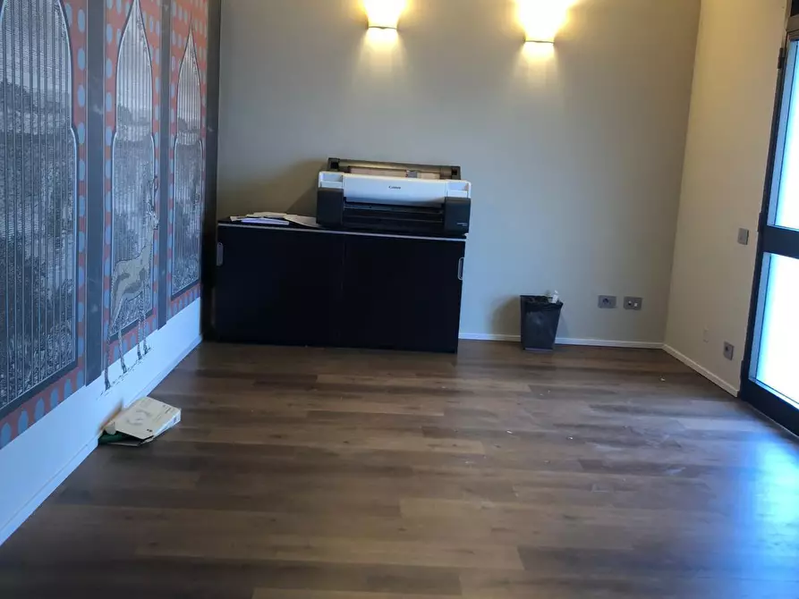 Immagine 2 di Locale commerciale in affitto  a Poggibonsi