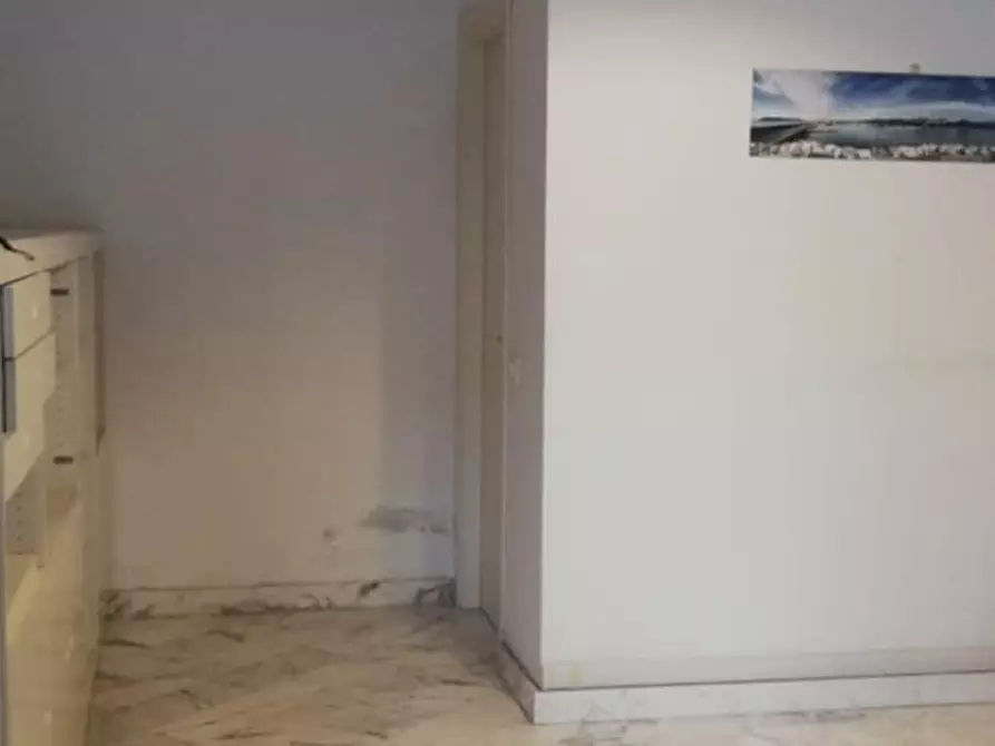 Immagine 2 di Locale commerciale in vendita  a Carrara