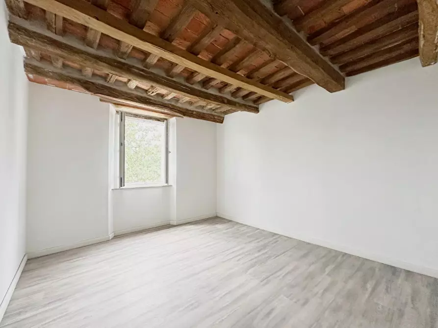 Immagine 12 di Appartamento in vendita  a Massa E Cozzile