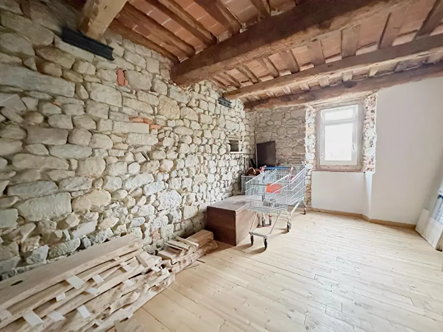 Immagine 17 di Appartamento in vendita  a Massa E Cozzile