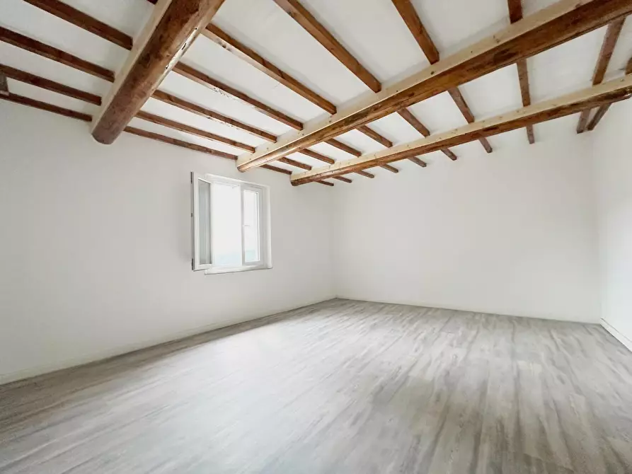 Immagine 10 di Appartamento in vendita  a Massa E Cozzile