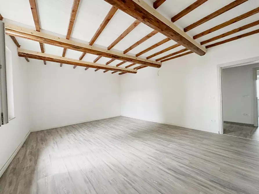 Immagine 11 di Appartamento in vendita  a Massa E Cozzile