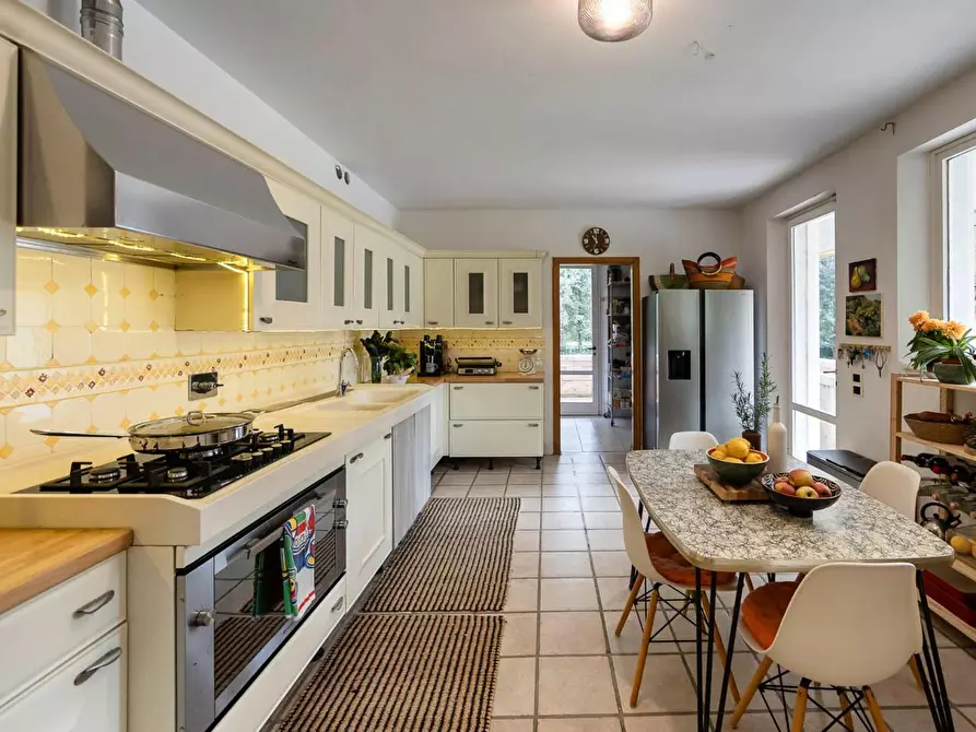 Immagine 21 di Villa in vendita  a Massa