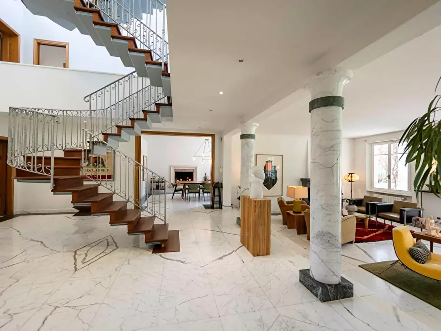 Immagine 12 di Villa in vendita  a Massa