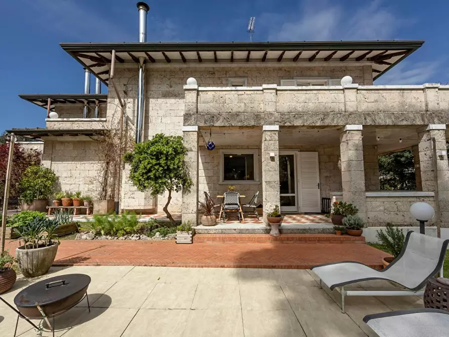 Immagine 5 di Villa in vendita  a Massa