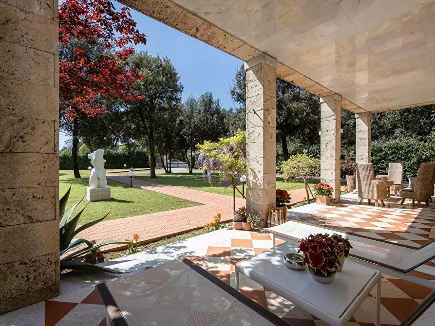 Immagine 18 di Villa in vendita  a Massa