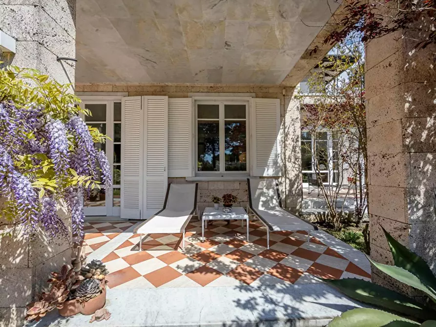 Immagine 19 di Villa in vendita  a Massa