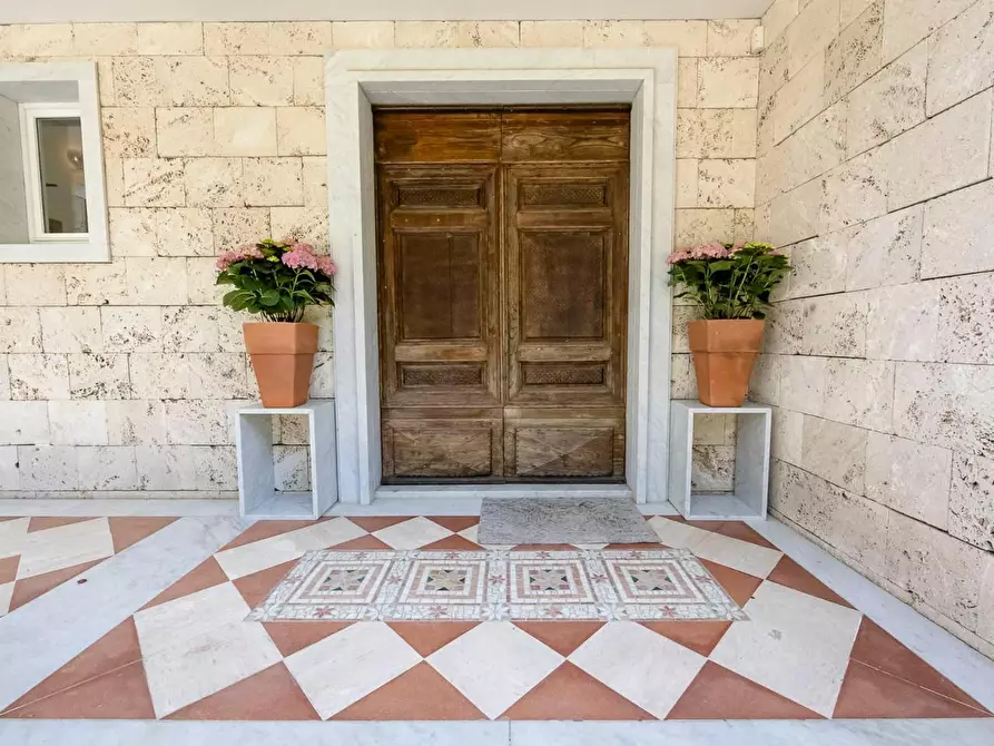 Immagine 11 di Villa in vendita  a Massa