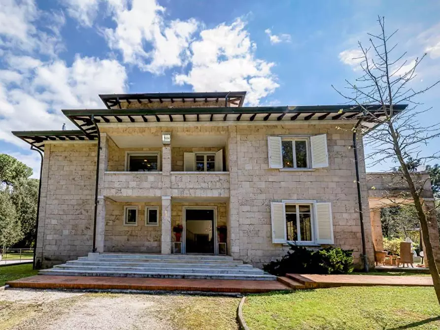 Immagine 2 di Villa in vendita  a Massa
