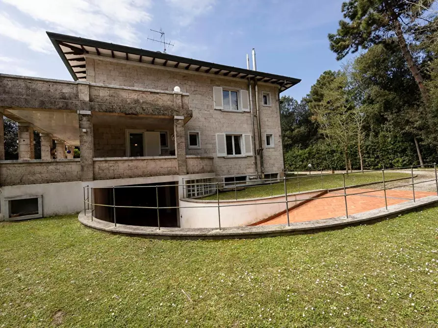 Immagine 7 di Villa in vendita  a Massa