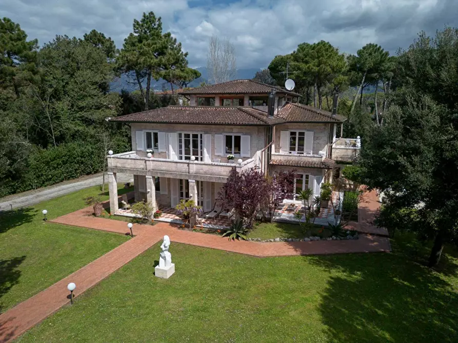 Immagine 3 di Villa in vendita  a Massa