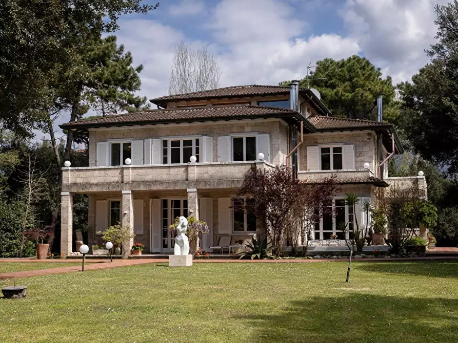 Immagine 1 di Villa in vendita  a Massa