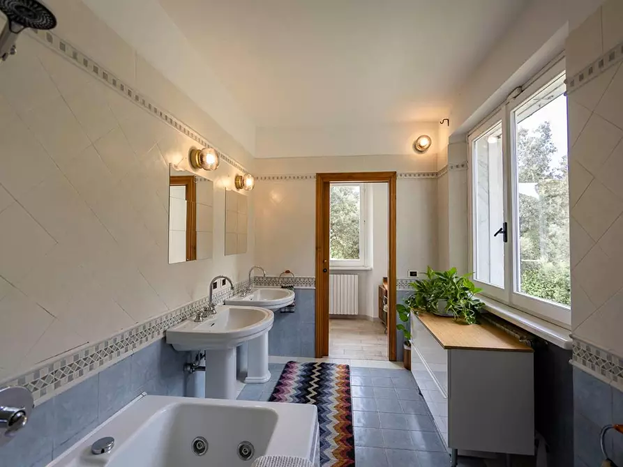 Immagine 32 di Villa in vendita  a Massa