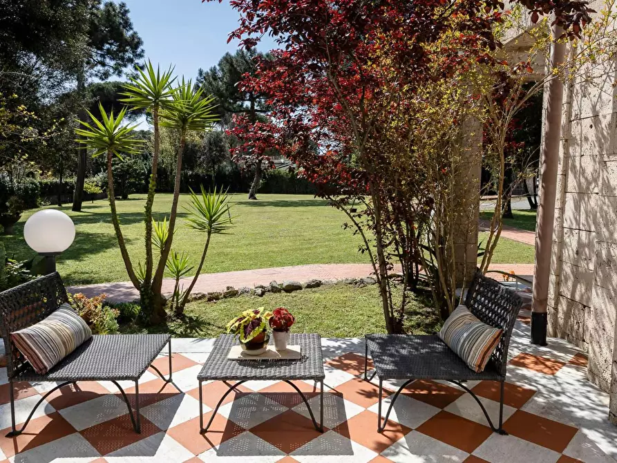 Immagine 10 di Villa in vendita  a Massa