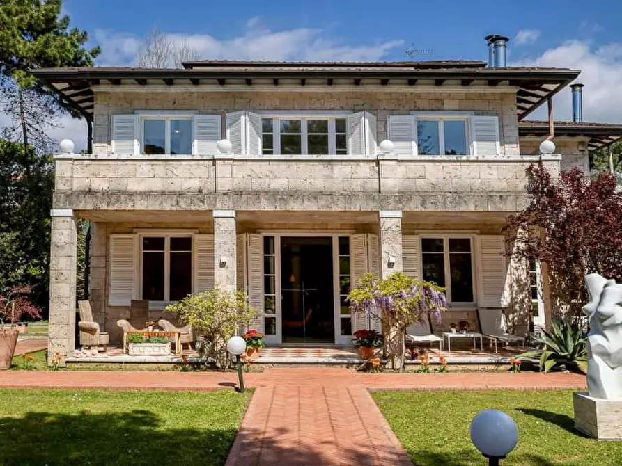 Immagine 4 di Villa in vendita  a Massa
