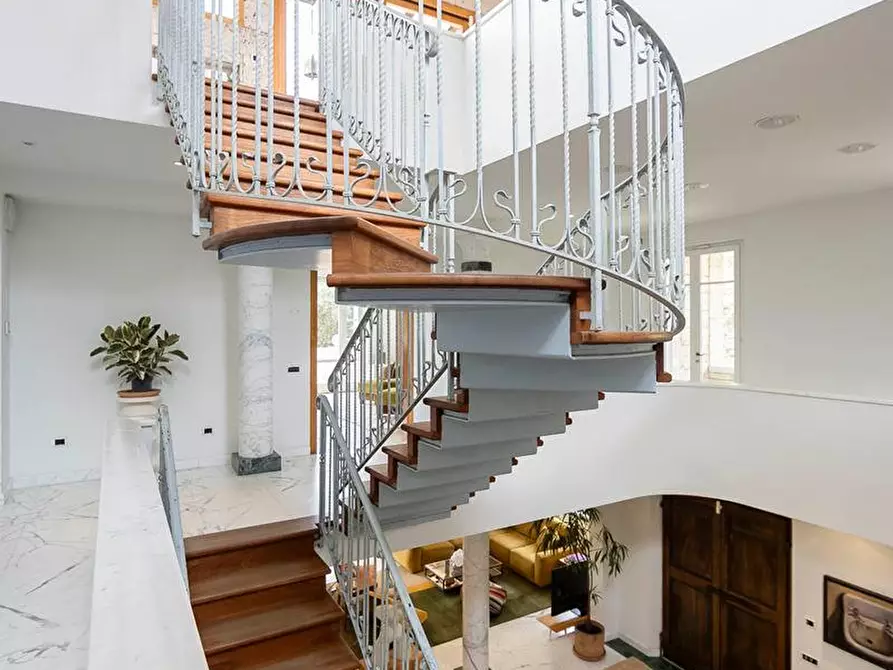 Immagine 27 di Villa in vendita  a Massa