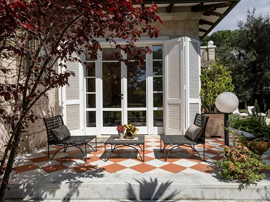 Immagine 9 di Villa in vendita  a Massa