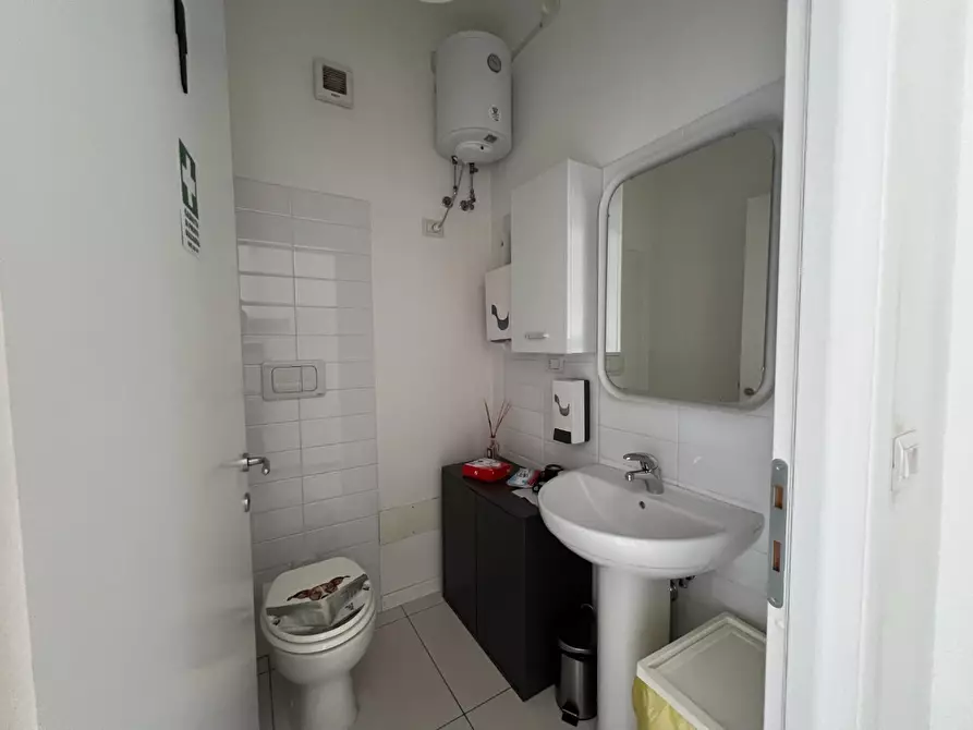 Immagine 10 di Ufficio in affitto  a Capannori