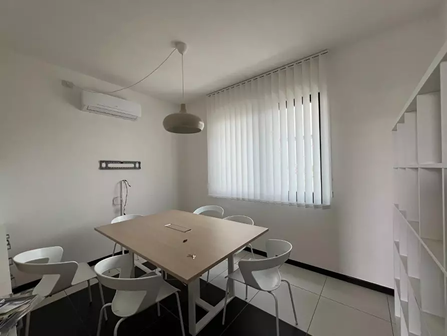 Immagine 9 di Ufficio in affitto  a Capannori