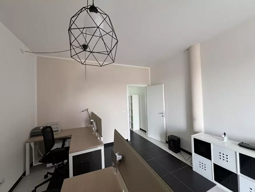 Immagine 2 di Ufficio in affitto  a Capannori