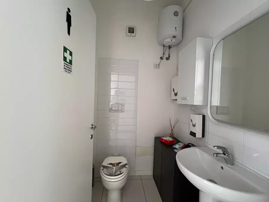 Immagine 11 di Ufficio in affitto  a Capannori