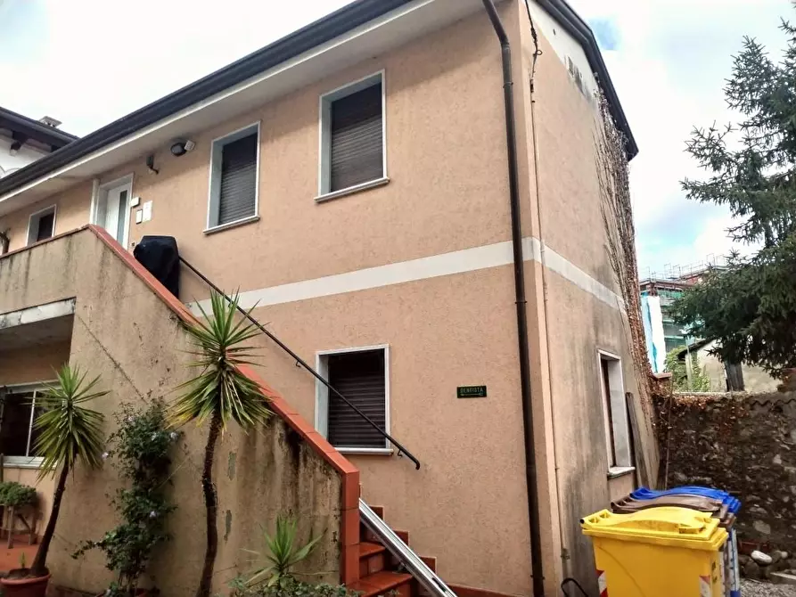Immagine 1 di Casa indipendente in vendita  a Massa