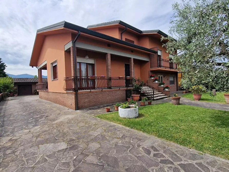 Immagine 4 di Villa in vendita  a Capannori