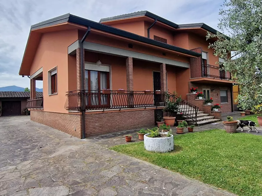Immagine 3 di Villa in vendita  a Capannori