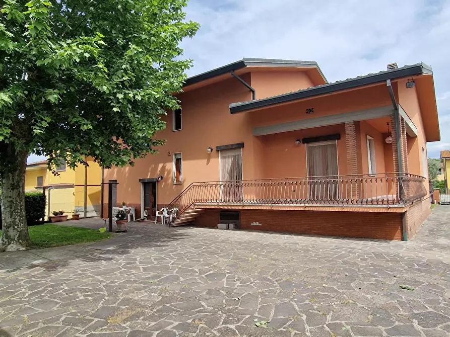 Immagine 5 di Villa in vendita  a Capannori